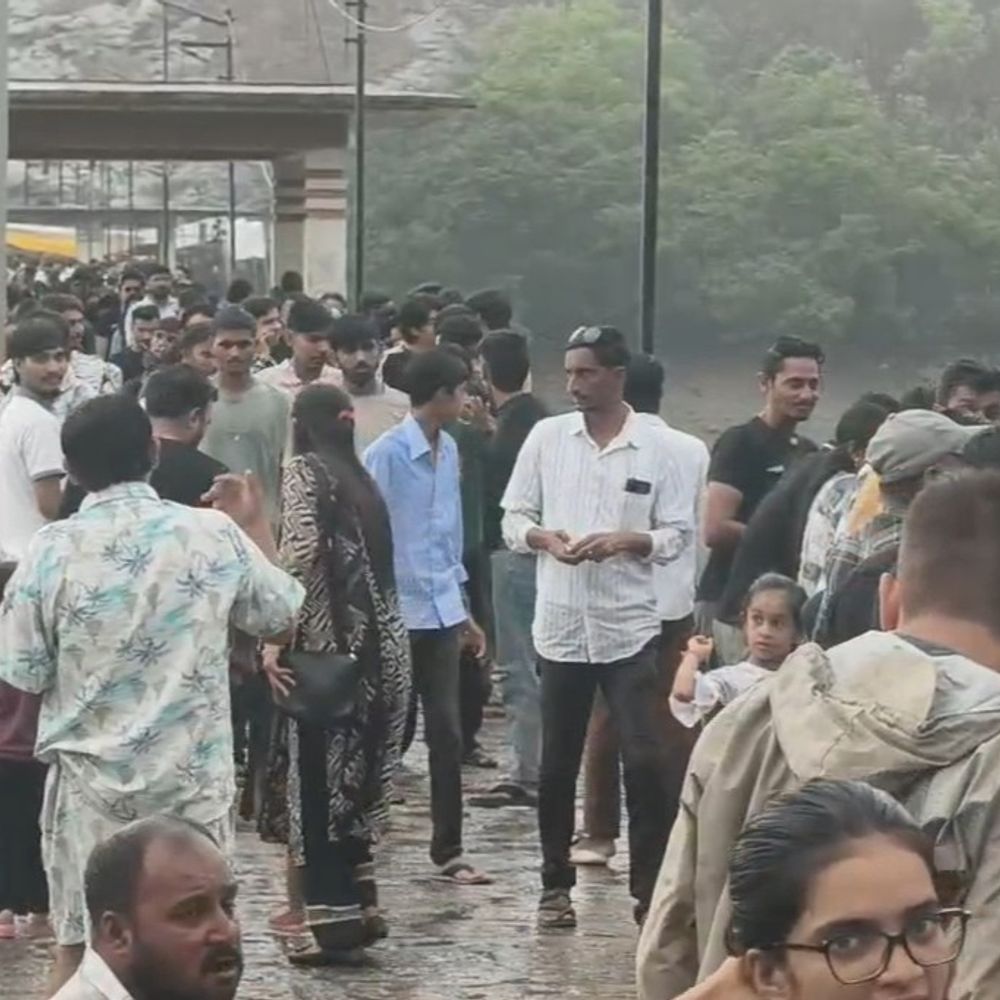 જૂનાગઢમાં પ્રકૃતિ સોળે કળાએ ખીલી ઉઠી:ગિરનારે ઓઢી લીલીછમ ઓઢણી: વરસાદી માહોલ વચ્ચે કુદરતી સૌંદર્યનો લાહવો માણવા ભવનાથ અને વિલિંગ્ડન ડેમ ખાતે પ્રવાસીઓનું ઘોડાપૂર, રસ્તાઓ પર ટ્રાફિકજામ