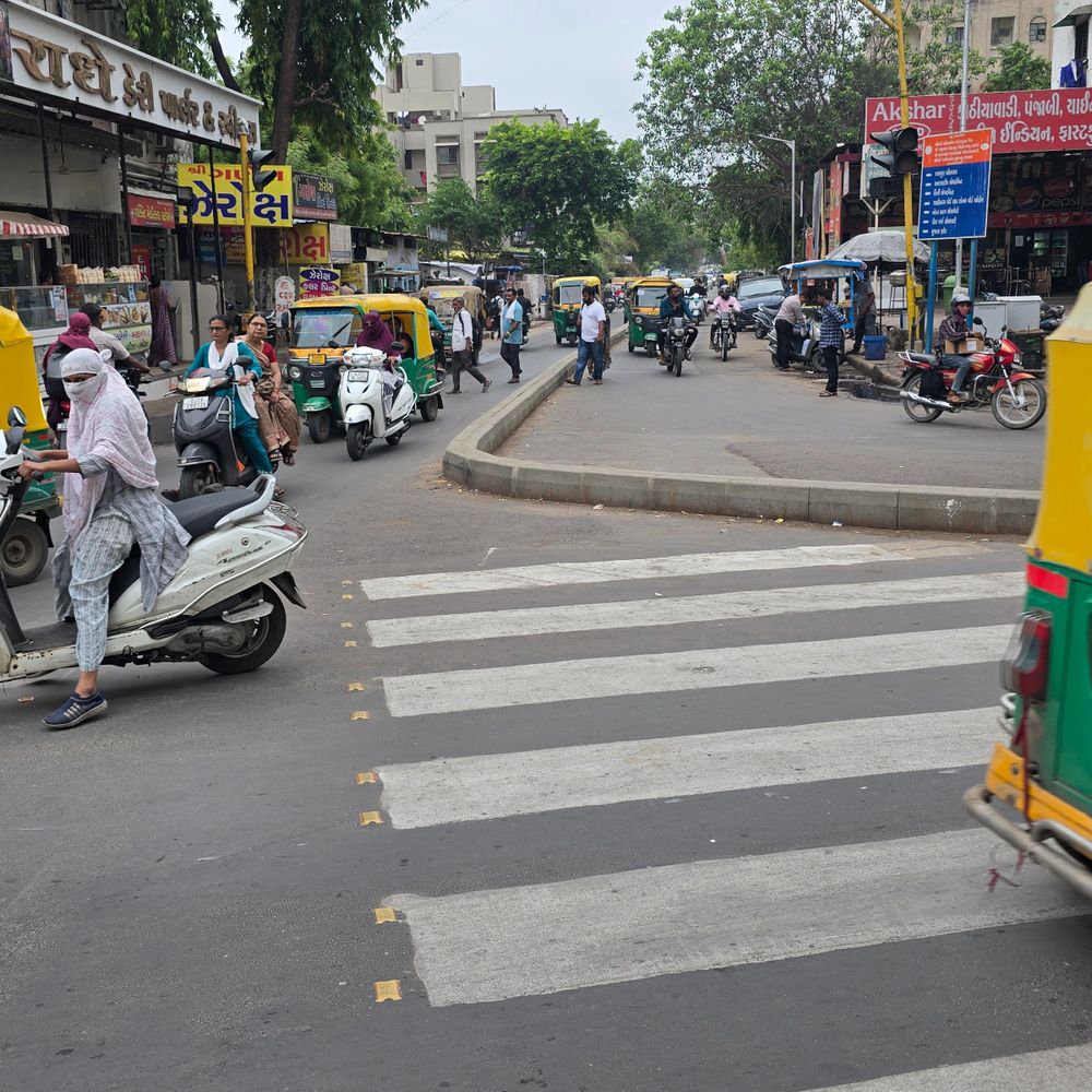 ટ્રાફિક અને અકસ્માત ઘટવાની જગ્યાએ વધ્યા:શાહીબાગ સિવિલ હોસ્પિટલ પાસે 10 મીટરના રોડ પર ડિવાઈડર બનાવ્યું, રોજ અકસ્માત અને રોંગ સાઈડમાં લોકો