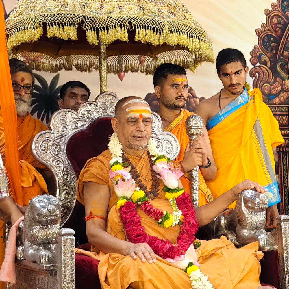 દ્વારકા શારદાપીઠના શંકરાચાર્ય સ્વામી સદાનંદ સરસ્વતી વડોદરાની મુલાકાતે:સમસ્ત ચતુર્વેદી પરિવારના આયોજનમાં શ્રીમદ ભાગવત કથા મહોત્સવમાં હાજરી આપી, દર્શન માટે મોટી સંખ્યામાં લોકો ઉમટી પડ્યા