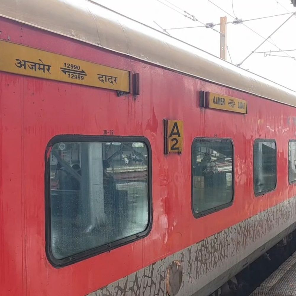 મુંબઈમાં ભારે વરસાદ: રેલ વ્યવહાર ખોરવાયો:અજમેર-દાદર એક્સપ્રેસ નવસારી સ્ટેશન પર અટવાઈ