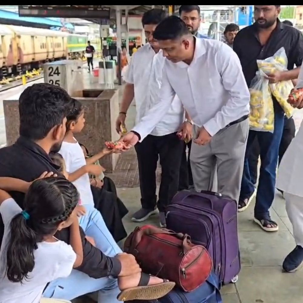 પાલઘર નજીક રેલવે ટ્રેક પર પાણી ભરાયા, ટ્રેનો અટકી:વલસાડમાં અટવાયેલા મુસાફરો માટે સાંસદે ST બસની વ્યવસ્થા કરી