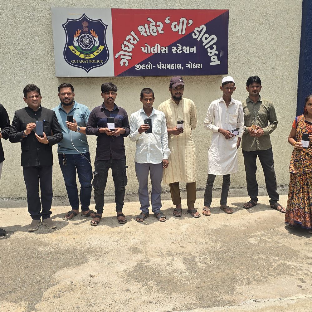 ગોધરા પોલીસે CEIR પોર્ટલથી 9 ગુમ મોબાઇલ શોધી કાઢ્યા:₹2.06 લાખના ફોન માલિકોને પરત કરાયા