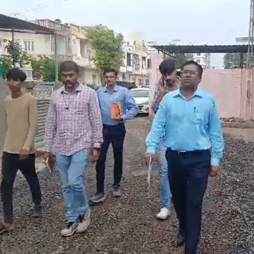 પદાધિકારીઓના ફોટો સેશન સામે કમિશનર ગ્રાઉન્ડ પર ઉતર્યા:કમિશનર પ્રભવ જોષી એક્શનમાં, બેદરકાર એન્જિનિયર સસ્પેન્ડ અને કોન્ટ્રાક્ટરને સવા બે લાખનો દંડ કરાયો
