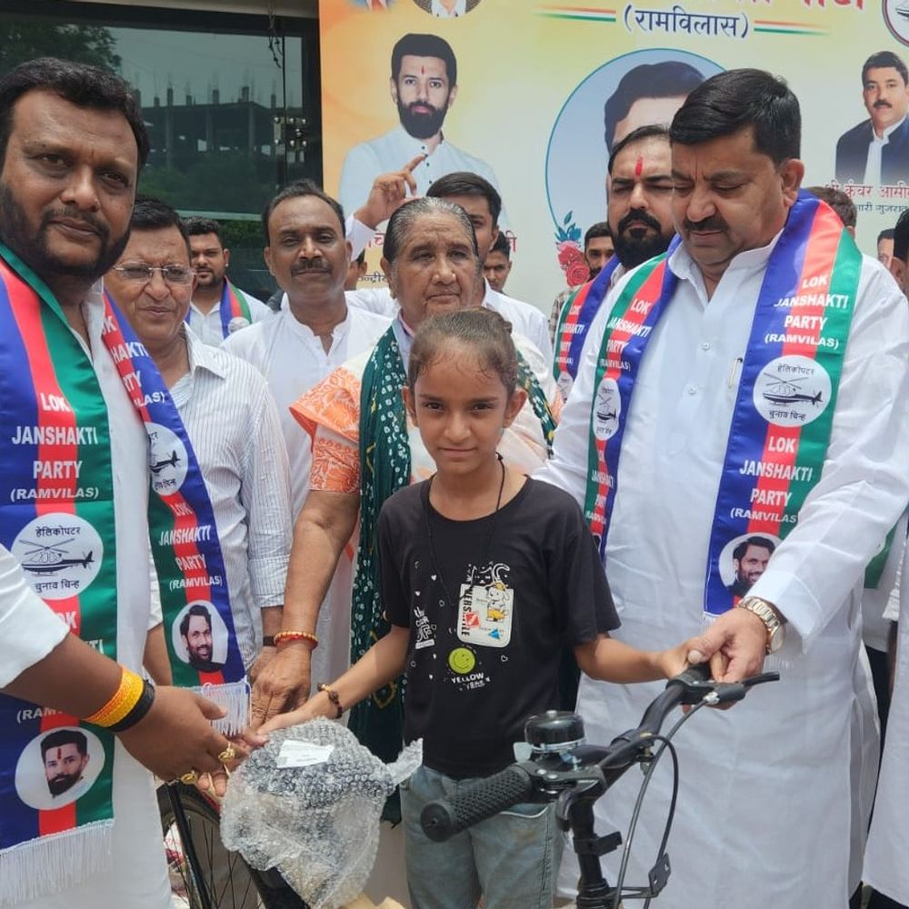 અમદાવાદમાં રામવિલાસ પાસવાનની જન્મજયંતિની ઉજવણી:લોક જન શક્તિ પાર્ટી દ્વારા જરૂરિયાતમંદોને રાશનકીટ, સાયકલ અને મિક્સરનું વિનામૂલ્યે વિતરણ