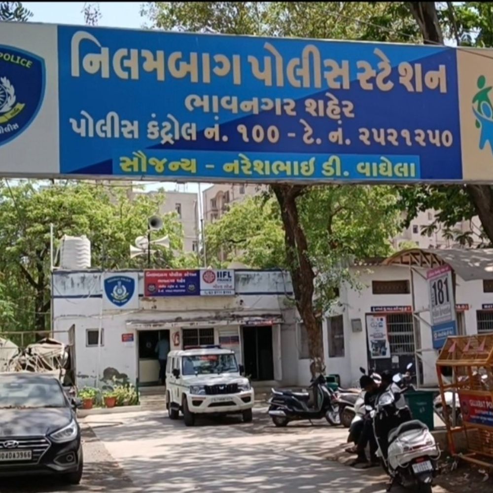 પાડોશી પિતા-પુત્ર સહિત 5 શખસે દુકાનદાર યુવકને માર માર્યો:દુકાન નહીં રાખવા દઈએ કહીને તૂટી પડ્યા, ભાવનગરના જવેલ્સ સર્કલ પાસેનો બનાવ