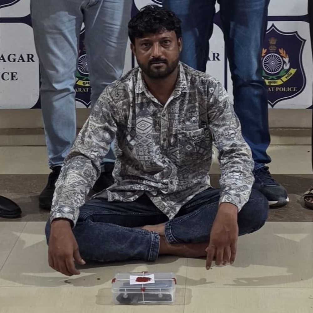 પિસ્ટલ સાથે ભાવનગરનો શખ્સ ઝડપાયો:એસઓજી પોલીસે માણેકવાડીમાંથી દેશી બનાવટી પિસ્ટલ સાથે શખ્સને દબચ્યો