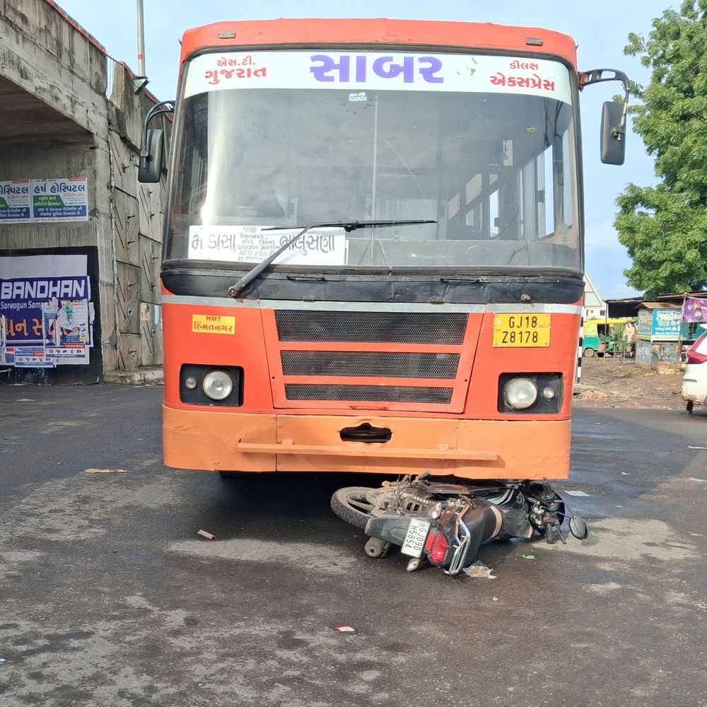 આગીયોલ ઓવરબ્રિજ નીચે ST બસ-બાઇકનો અકસ્માત:બાઇક ચાલક સહિત બે શખસને ઇજા, હિંમતનગર સિવિલ હોસ્પિટલ ખસેડાયા