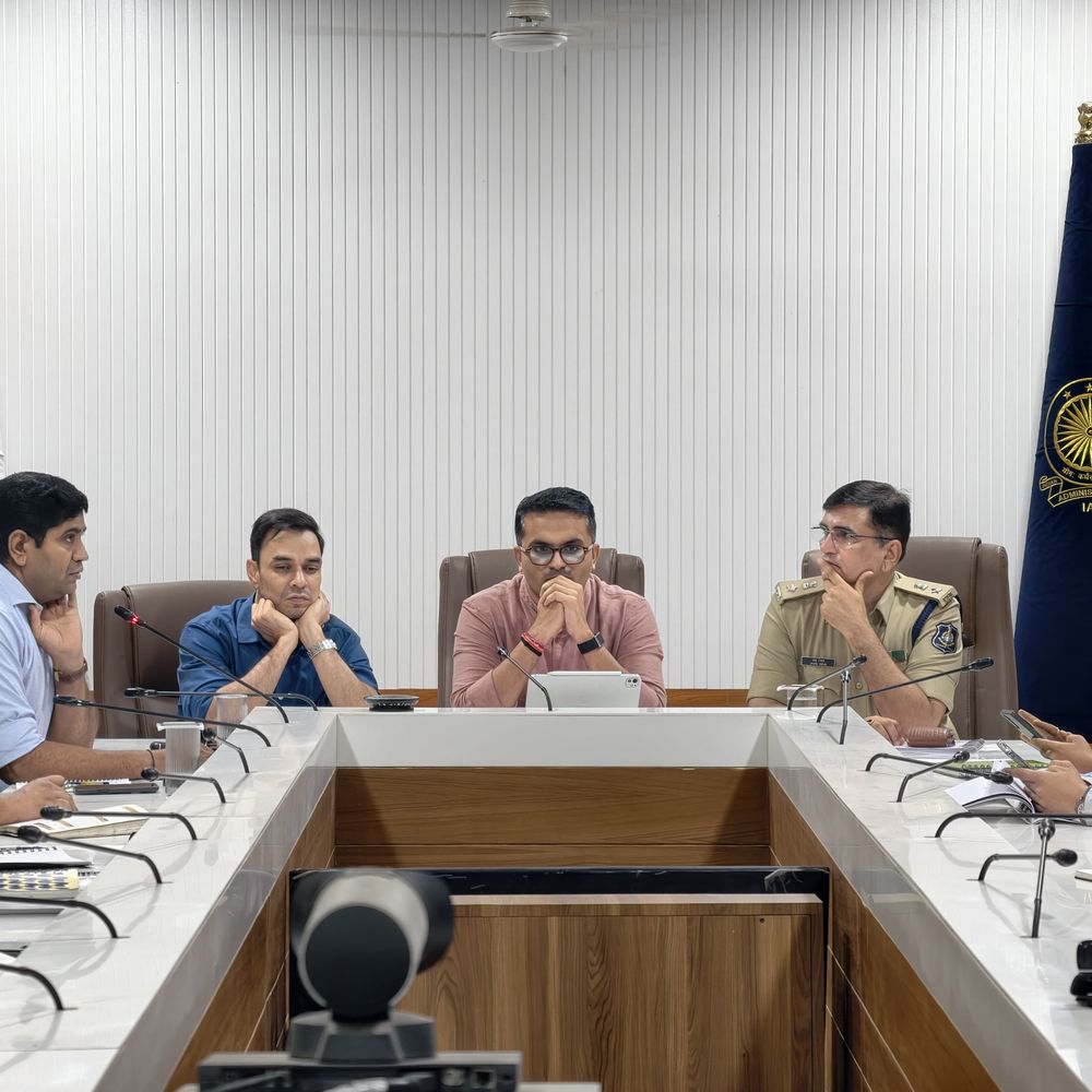 તાપી જિલ્લામાં ભારે વરસાદની આગાહી:વ્યારા, વાલોડ અને ડોલવણ તાલુકામાં શાળા-આંગણવાડી બંધ; કલેક્ટરની અધ્યક્ષતામાં બેઠક યોજાઈ