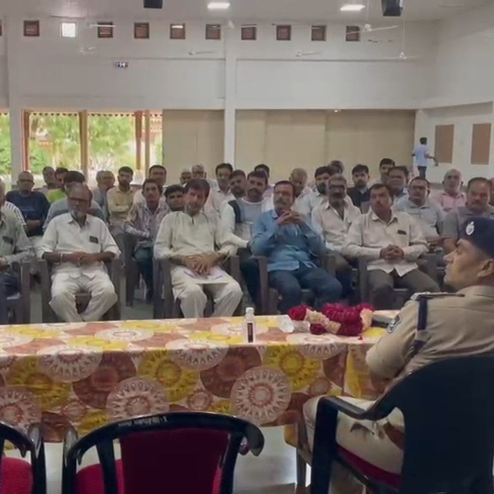 ગઢડામાં રથયાત્રા આયોજન માટે પોલીસ-શાંતિ સમિતિની બેઠક યોજાઈ:બોટાદ SPની હાજરીમાં સુરક્ષા, ટ્રાફિક, રૂટ પર ચર્ચા થઈ