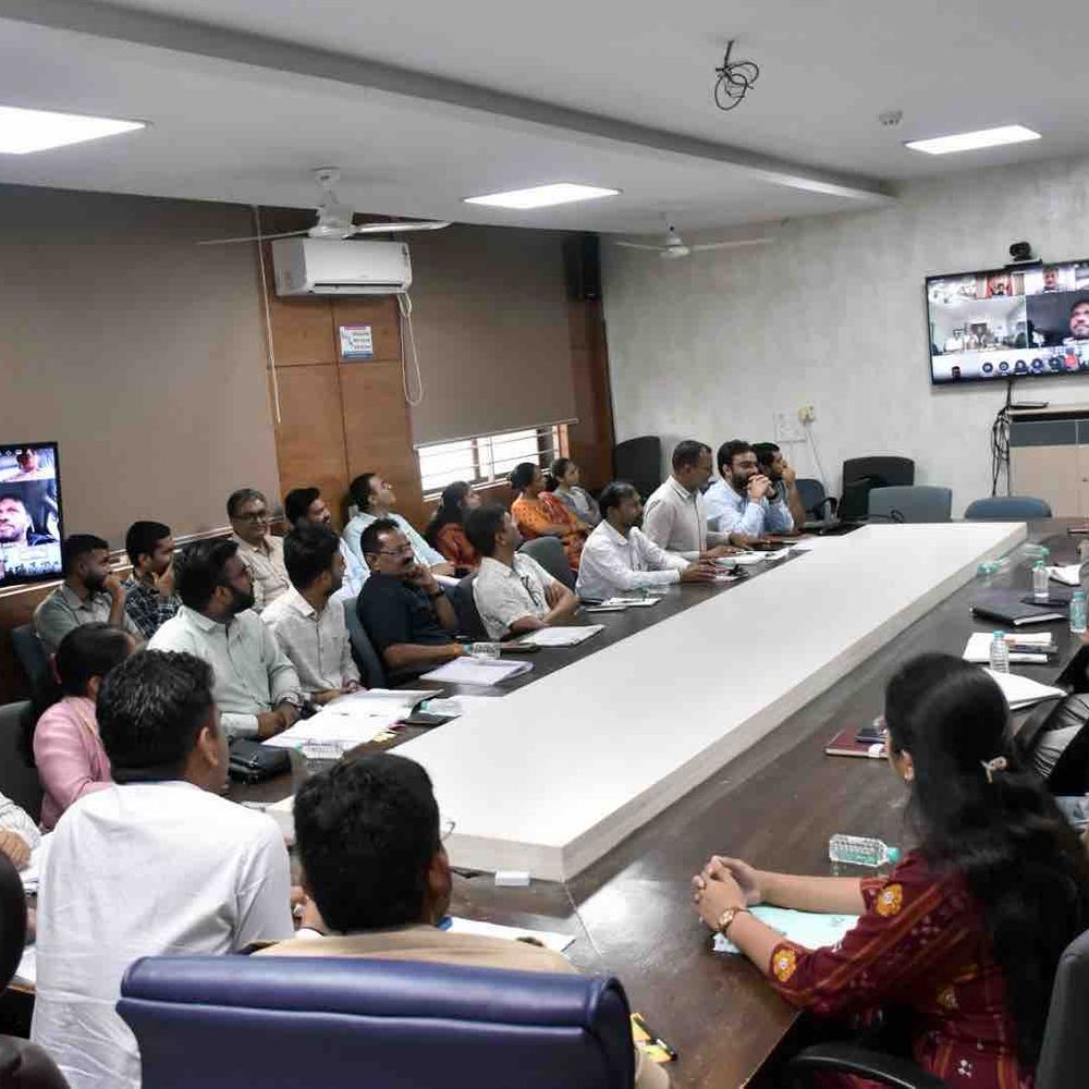 અમરેલીમાં વરસાદની સ્થિતિ અંગે સમીક્ષા બેઠક:જિલ્લામાં 2 માનવ, 4 પશુ મૃત્યુના બનાવો, 6 રોડ હજુ પણ બંધ; રાજુલા-જાફરાબાદમાં વીજ પુરવઠો પૂર્વવત કરવા સૂચના અપાઈ