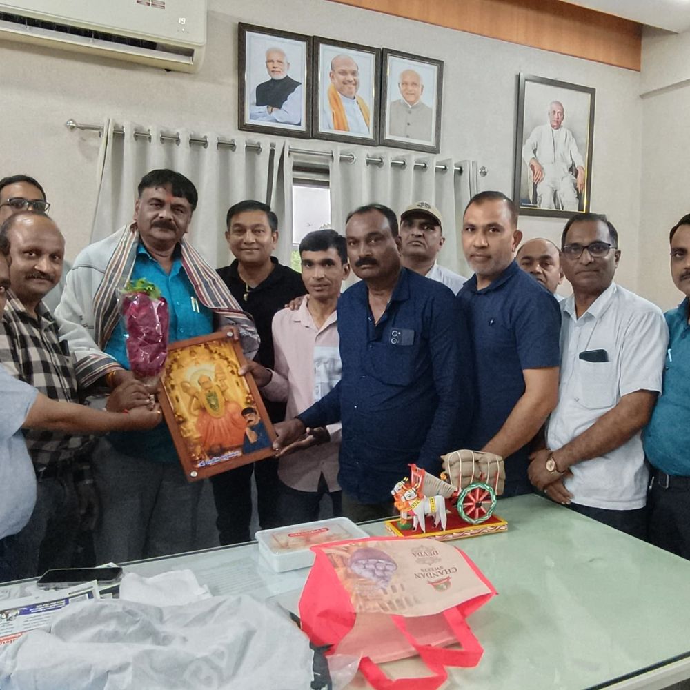પાટણ APMC ચેરમેન સ્નેહલભાઈ પટેલનું સન્માન:શિક્ષકોની સહકારી મંડળી દ્વારા પુનઃવર્ણી બદલ અભિનંદન આપવામાં આવ્યા
