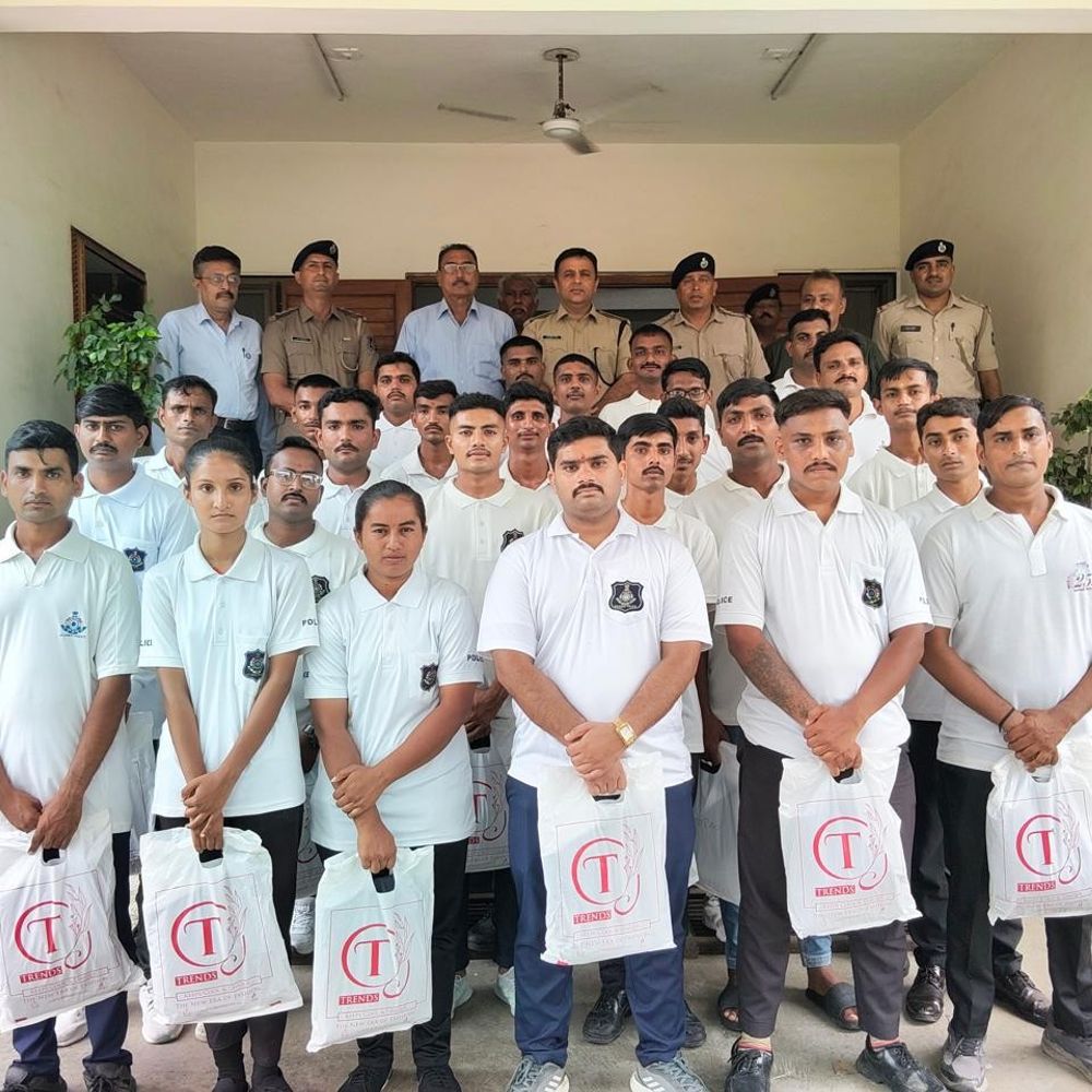 ગીરસોમનાથમાં 30 TRB જવાનને નવા યુનિફોર્મ અપાયા:'ટ્રાફિક બ્રિગેડ એજ્યુકેશન ટ્રસ્ટ'ના સહયોગથી કાર્યક્રમ, SPએ ફરજ માટે શુભેચ્છા આપી