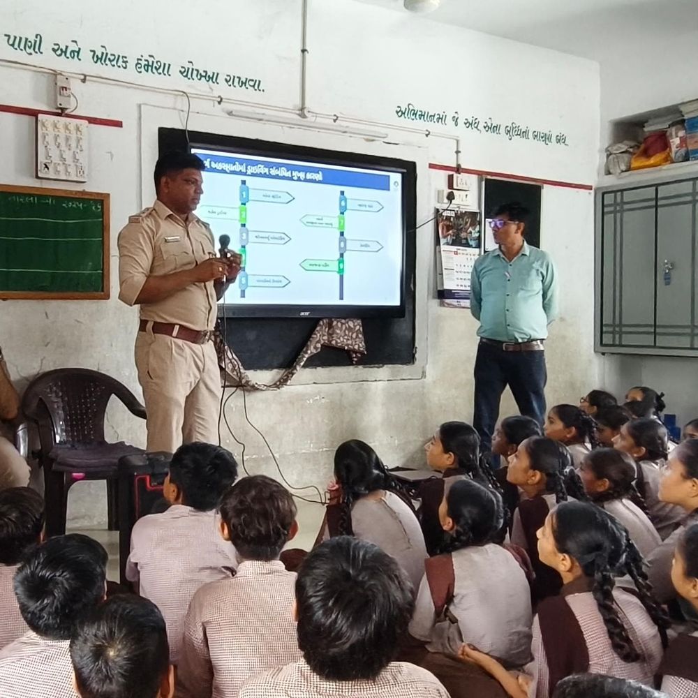 બોટાદ RTO દ્વારા શાળામાં માર્ગ સલામતી કેમ્પ યોજાયો:શ્રી દયાનંદ સરસ્વતી પ્રાથમિક શાળાના વિદ્યાર્થીઓને માર્ગદર્શન અપાયું