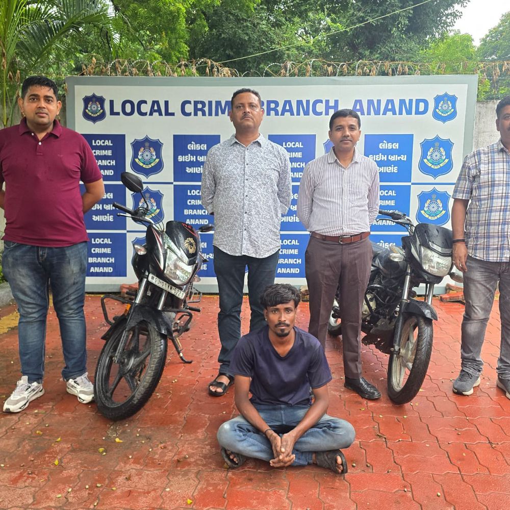 આણંદ LCBએ ચોરીની બે બાઇક જપ્ત કરી:પેટલાદમાંથી એક આરોપી ઝડપાયો, બે ગુનાનો ભેદ ઉકેલાયો