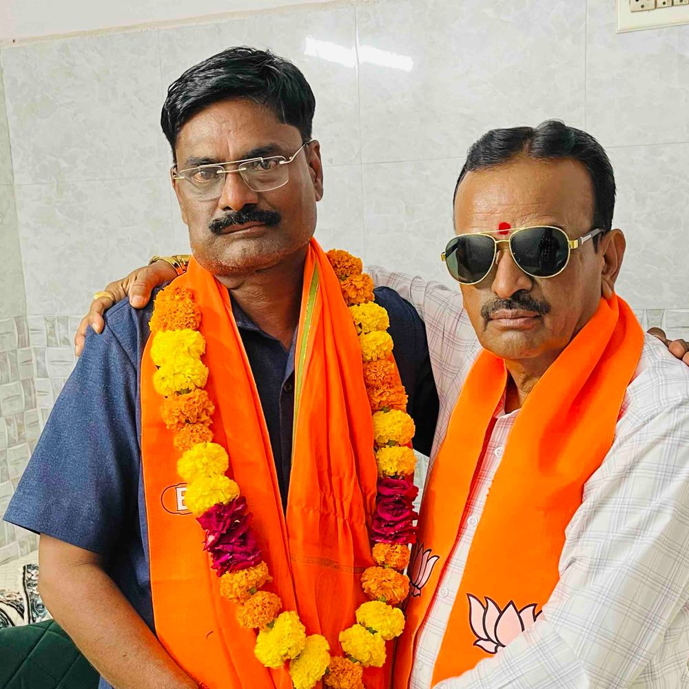 જામનગર જિલ્લા ભાજપના ઉપપ્રમુખ હીરજીભાઈ ચાવડાનું સન્માન:એમ.ડી. મકવાણાએ કેશરી ખેસ અને ફૂલહાર પહેરાવી અભિનંદન પાઠવ્યા
