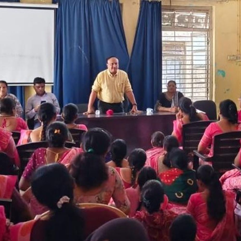 સુપોષિત દાહોદ અંતર્ગત પ્રોગ્રામ ઓફિસરે આંગણવાડી કાર્યકરો સાથે બેઠક યોજી:ઓફિસર સુધીર જોષીએ સરકારી યોજનાઓનું યોગ્ય અમલીકરણ થાય તે અંગે સૂચના આપી