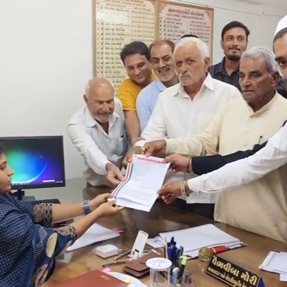 માંગરોળ અતિવૃષ્ટિ તારાજી વચ્ચે કોંગ્રેસનું મામલતદારને આવેદનપત્ર:માંગરોળમાં 36 કલાકમાં 40 ઇંચથી વધુ વરસાદથી ભયંકર તબાહી; ઘરોમાં પાંચ-પાંચ ફૂટ પાણી ભરાયા, ખેતરો ધોવાયા,પશુચારો નાશ પામતા તાત્કાલિક સર્વે અને કેશડોલ ચૂકવવા માંગ