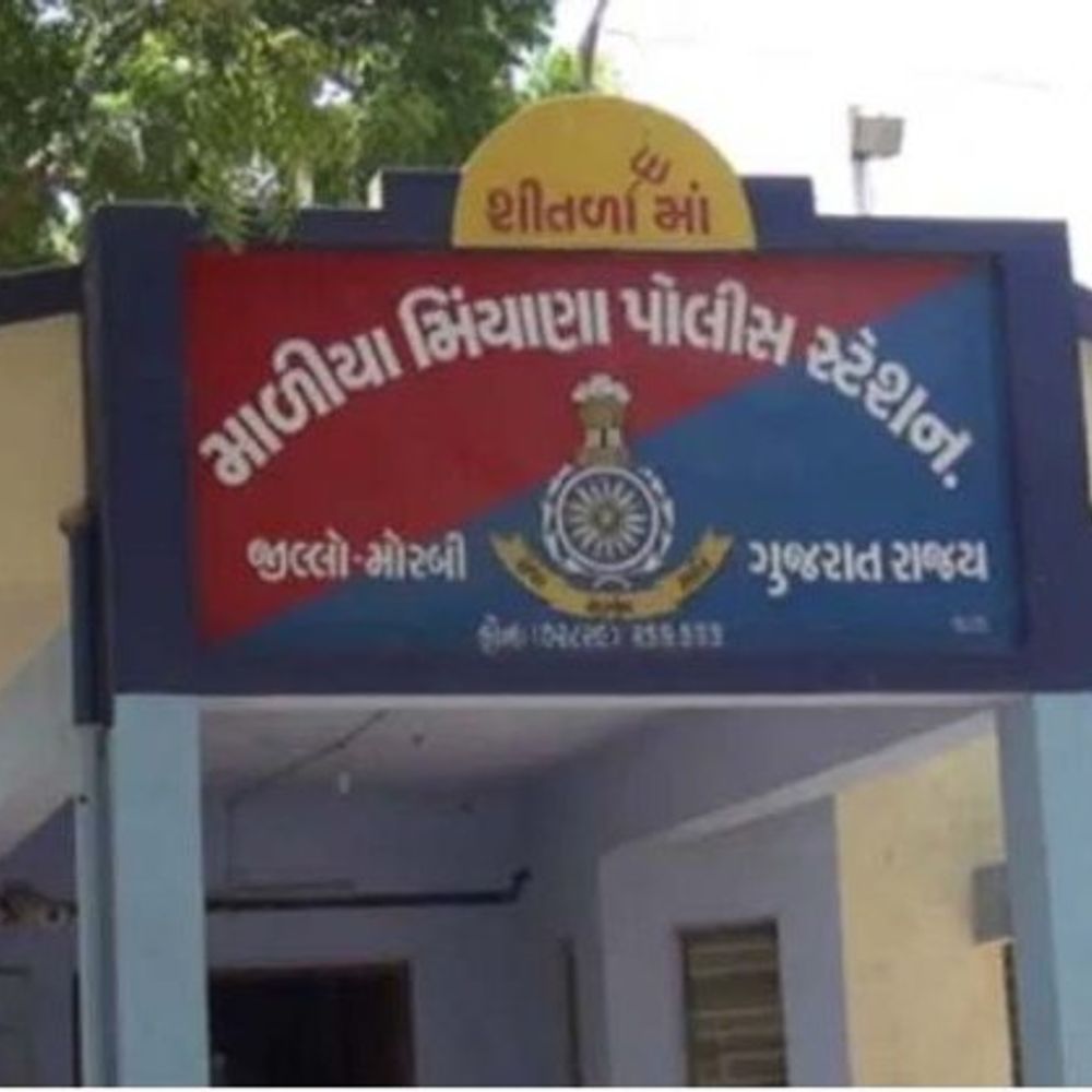 પતિએ મોબાઈલ તોડતા પત્નીનો આપઘાત:માળિયાના ખાખરેચીમાં જમવા બાબતે ઝઘડો, લાગી આવતાં મહિલાએ ગળાફાંસો ખાધો