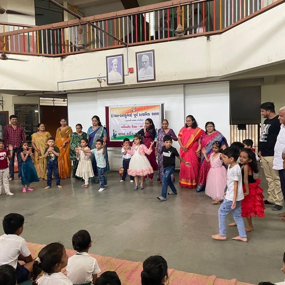દીવાન-બલ્લુભાઈ શાળામાં પારિવારિક દિવસની ઉજવણી:બાળકોમાં સંસ્કાર સિંચન હેતુ કાર્યક્રમ યોજાયો