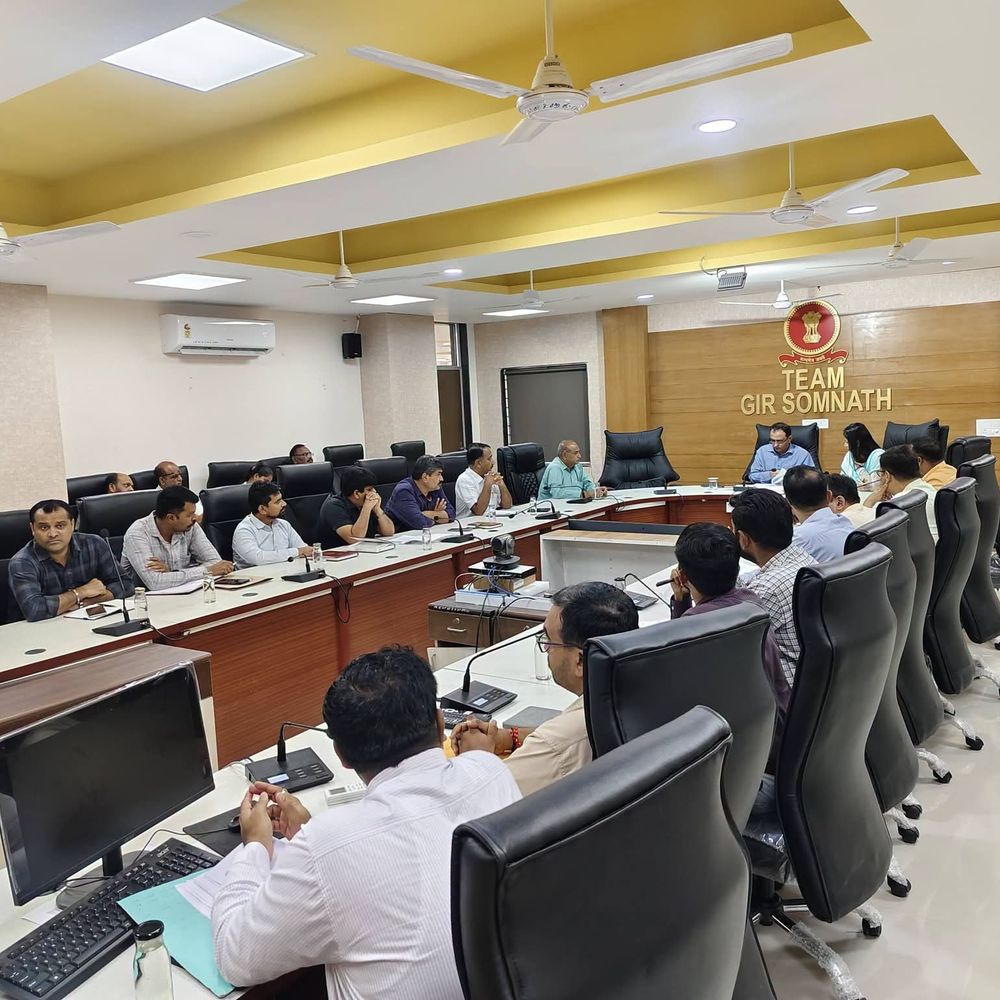 ગીર સોમનાથમાં કલેક્ટરની અધ્યક્ષતામાં સમીક્ષા બેઠક:વિકાસ પ્રોજેક્ટના જમીન સંપાદનની કાર્યવાહીની સમીક્ષા કરાઈ