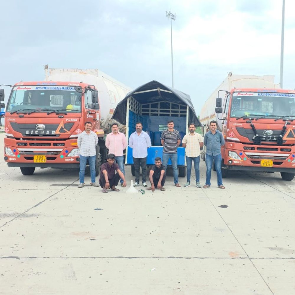 દહેજ એક્સપ્રેસ-વે પર કેમિકલ ચોરી કરતી ગેંગ ઝડપાઈ:ટેન્કરમાંથી સ્ટાયરીન કેમિકલની ચોરી કરતા ડ્રાઇવરો અને સ્થાનિક ખરીદદારો વચ્ચેની સાંઠગાંઠનો પર્દાફાશ