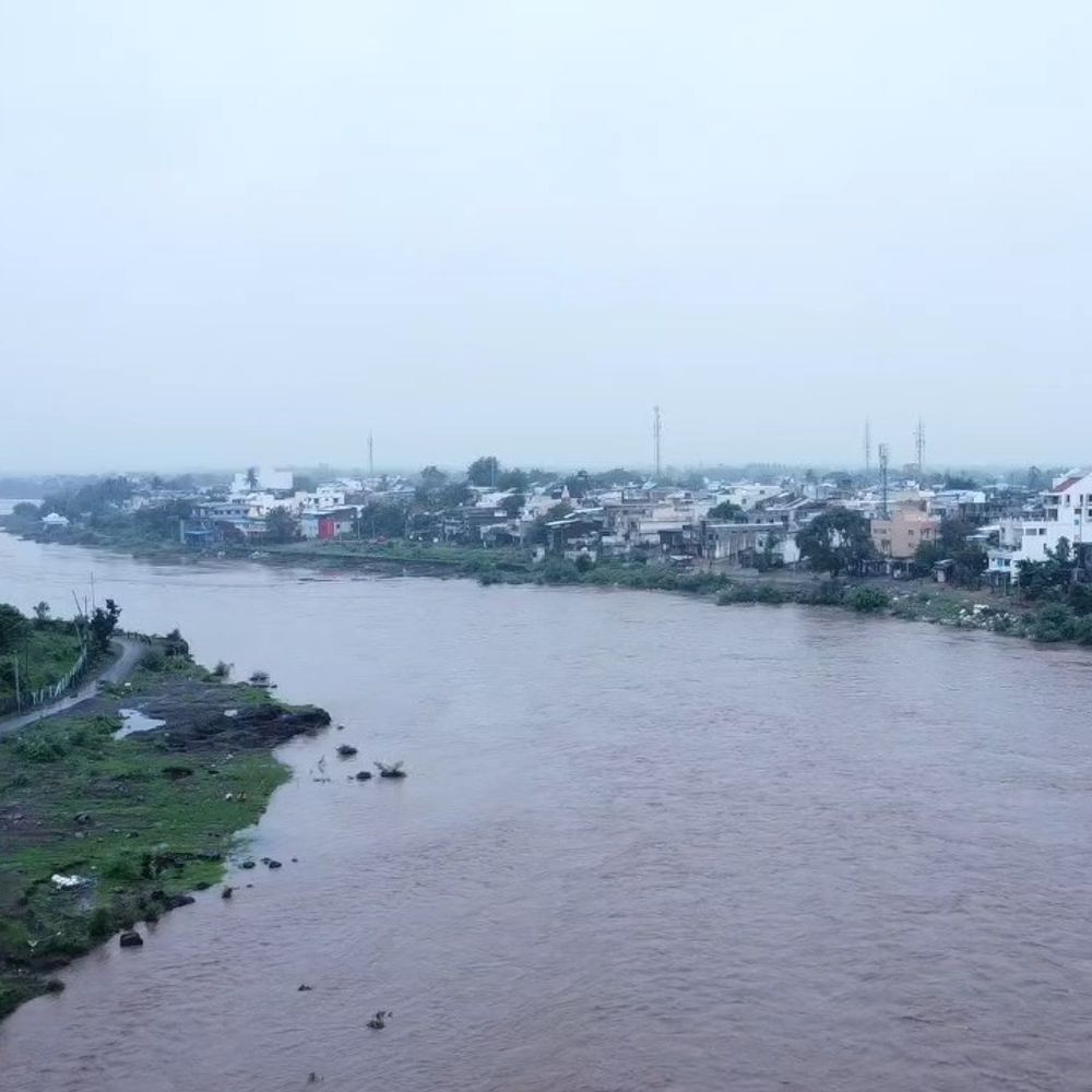 તાપીમાં વાલ્મિકી નદી બે કાંઠે, 200 લોકોનું સ્થળાંતર:ભારે વરસાદથી જળસ્તર વધતા તંત્ર એલર્ટ પર, આકાશી દ્રશ્યો સામે આવ્યા