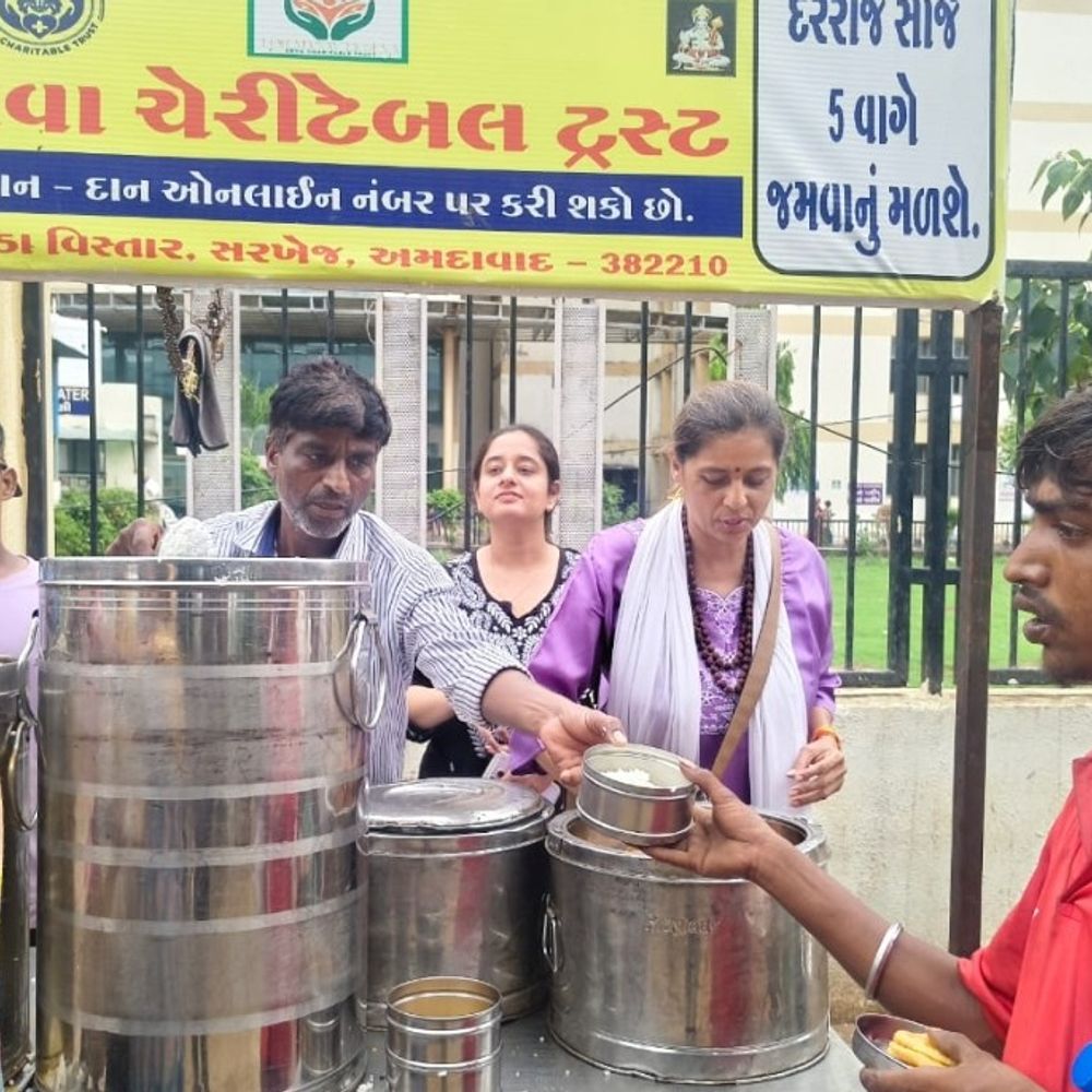 લોકમાનવ ટ્રસ્ટ 200થી વધુ જરૂરિયાતમંદોને ભોજન આપે છે:અમદાવાદમાં "અન્ન એ મહાદાન" સેવા અવિરત ચાલુ