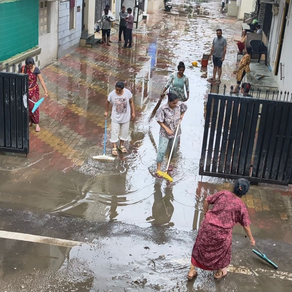 નવસારીમાં પૂરના પાણી ઓસર્યા છતાં શાંતાદેવી રોડ પર હાલાકી યથાવત:ડ્રેનેજ જામ થતાં ગંદકીનું સામ્રાજ્ય, મહિલાઓ જાતે પાણી ઉલેચવા મજબૂર