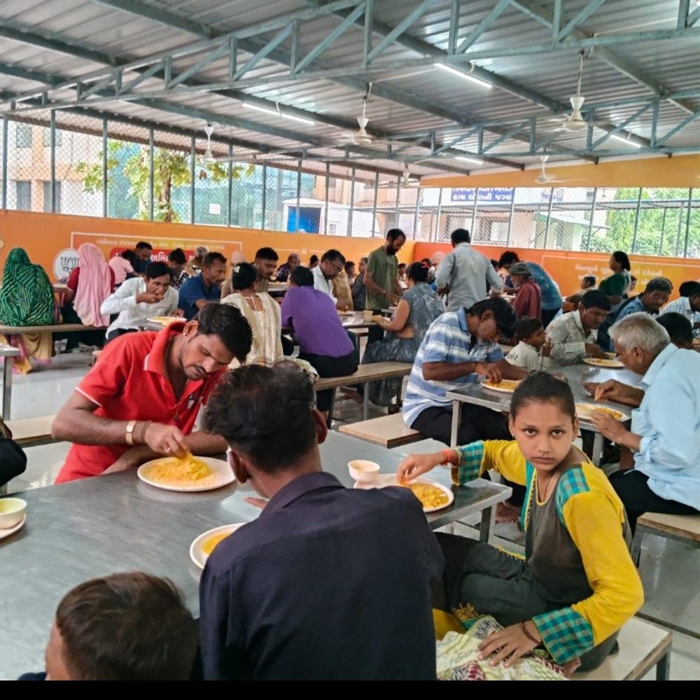 સોલા સિવિલમાં કુસુમબા અન્નક્ષેત્ર દ્વારા નિઃશુલ્ક ભોજન સેવા:દરરોજ હજારો જરૂરિયાતમંદોને પૌષ્ટિક આહારનું વિતરણ