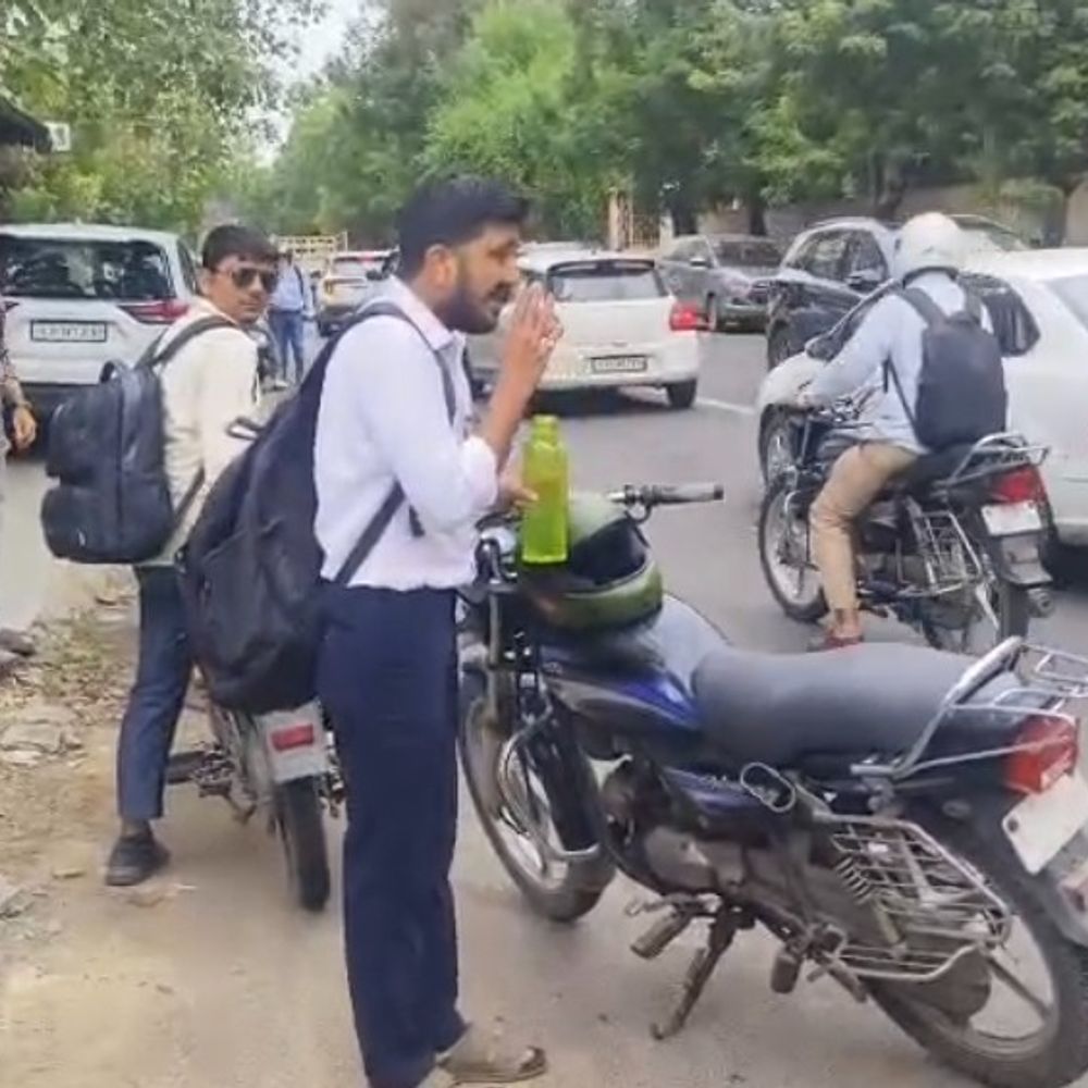 રિવરફ્રન્ટ રોડ પર અફરાતફરી:શાહીબાગ હેડ કવાટરમાં ગેસના સેલ છોડવામાં આવતા આસપાસમાં અસર, વાહન ચાલકોને આંખમાં બળતરાની ફરિયાદ