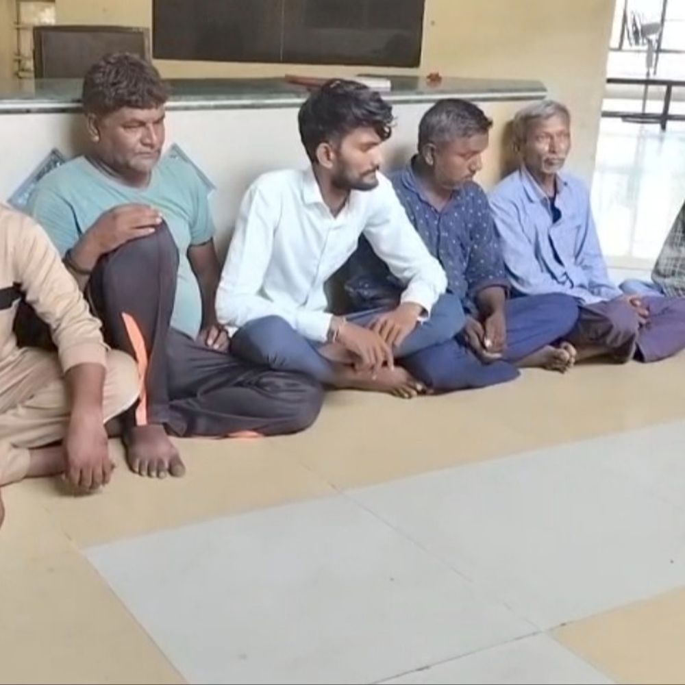 રિંગ રોડ પર સરાજાહેર જુગાર રમતા સાત ઝડપાયા:LCBની ટીમે જુગારનું સાહિત્ય-રોકડા રૂ.25,800 કબજે કરી, ઘોઘારોડ પોલીસમાં ગુનો દાખલ