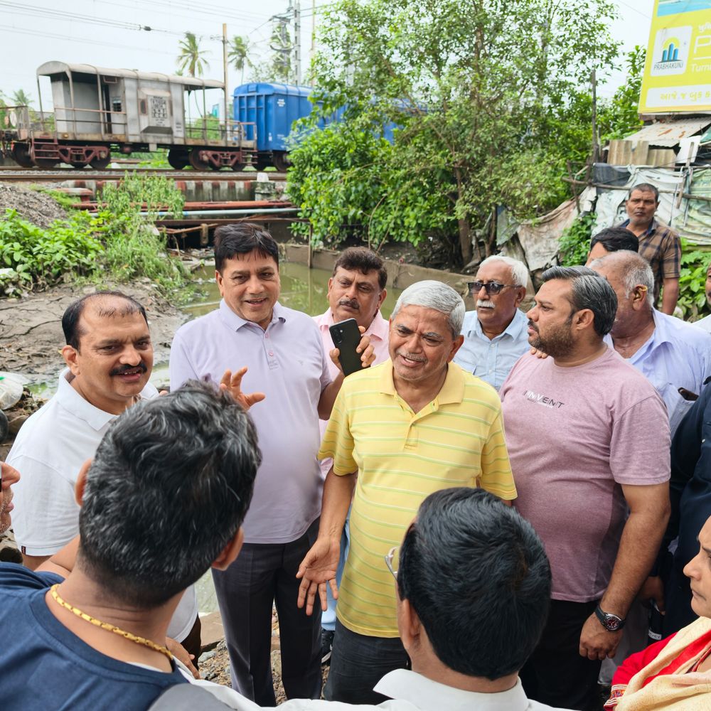 નવસારીમાં પૂરના પાણી ઓસર્યા બાદ મેયર-કમિશનર ગ્રાઉન્ડ ઝીરો પર:25થી વધુ વિસ્તારોમાં સર્વે શરૂ, વિજલપોરમાં તંત્રની ટીમને સ્થાનિકોના રોષનો સામનો કરવો પડ્યો