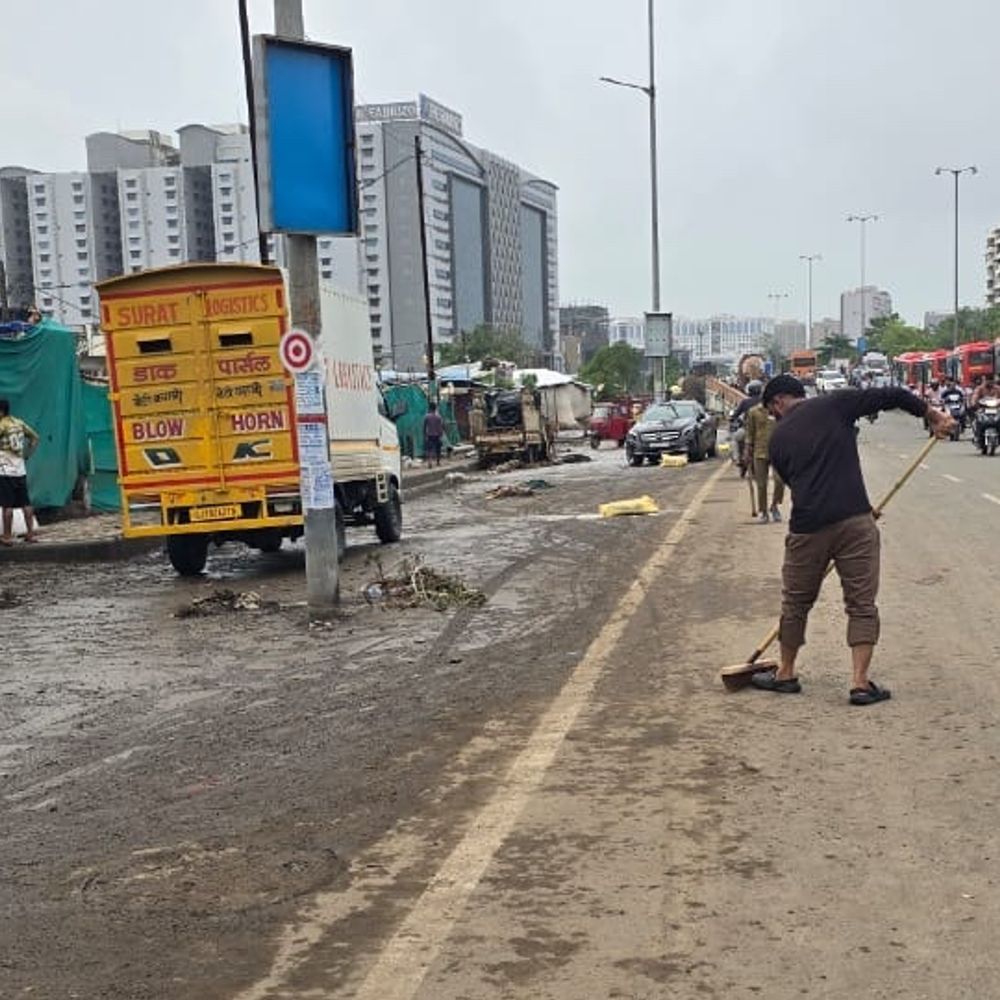 ખાડીપૂરના ત્રીજા દિવસે પણ હાલાકી યથાવત:કેન્દ્રીય મંત્રી સી.આર.પાટીલે ડીંડોલી, પર્વત પાટિયાના અસરગ્રસ્તોની મુલાકાત લીધી, તાત્કાલિક સહાય ચૂકવવા તંત્રને સૂચના