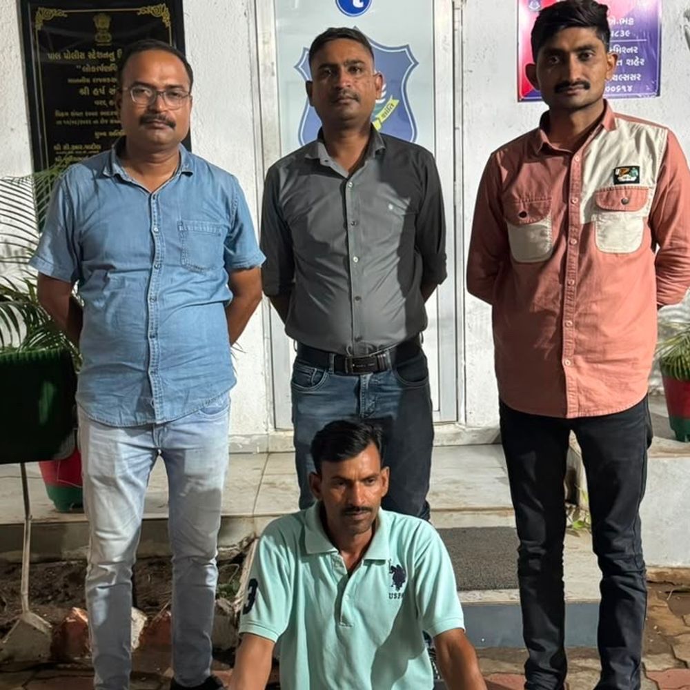 વોટ્સએપની મદદથી ચાલતા સેક્સ રેકેટનો પર્દાફાશ:ફોટો મોકલી ભાવતાલ નક્કી થતો અને બાદમાં હોટલમાં યુવતી પહોંચી જતી, એક ઝડપાયો; એક વોન્ટેડ