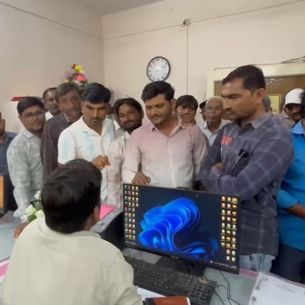 હળવદમાં વીજળીના ધાંધિયા, ખેડૂતોએ PGVCL કચેરીએ રજૂઆત કરી:આકડેશ્વર ફીડરમાં વીજ પુરવઠો ખોરવાતા પાકને નુકસાનની ભીતિ
