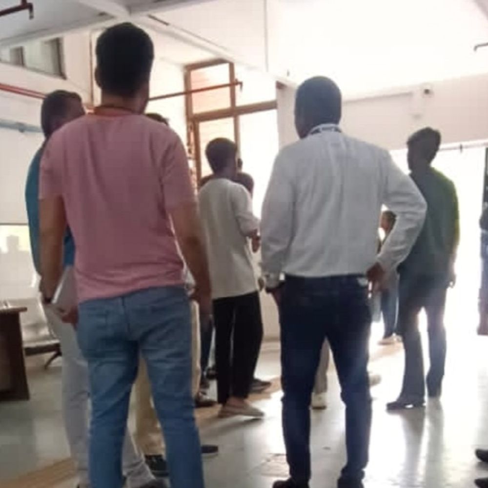 સિવિલના લંપટ કમ્પ્યુટર ઓપરેટરની કરતૂત:લેબ ટેક્નિશિયન યુવતીની છેડતી મામલે પરિવારે અધિક્ષકની કચેરી બહાર જ મેથીપાક આપ્યો, ગાડીમાંથી દારૂની બોટલ અને ગ્લાસ મળ્યા