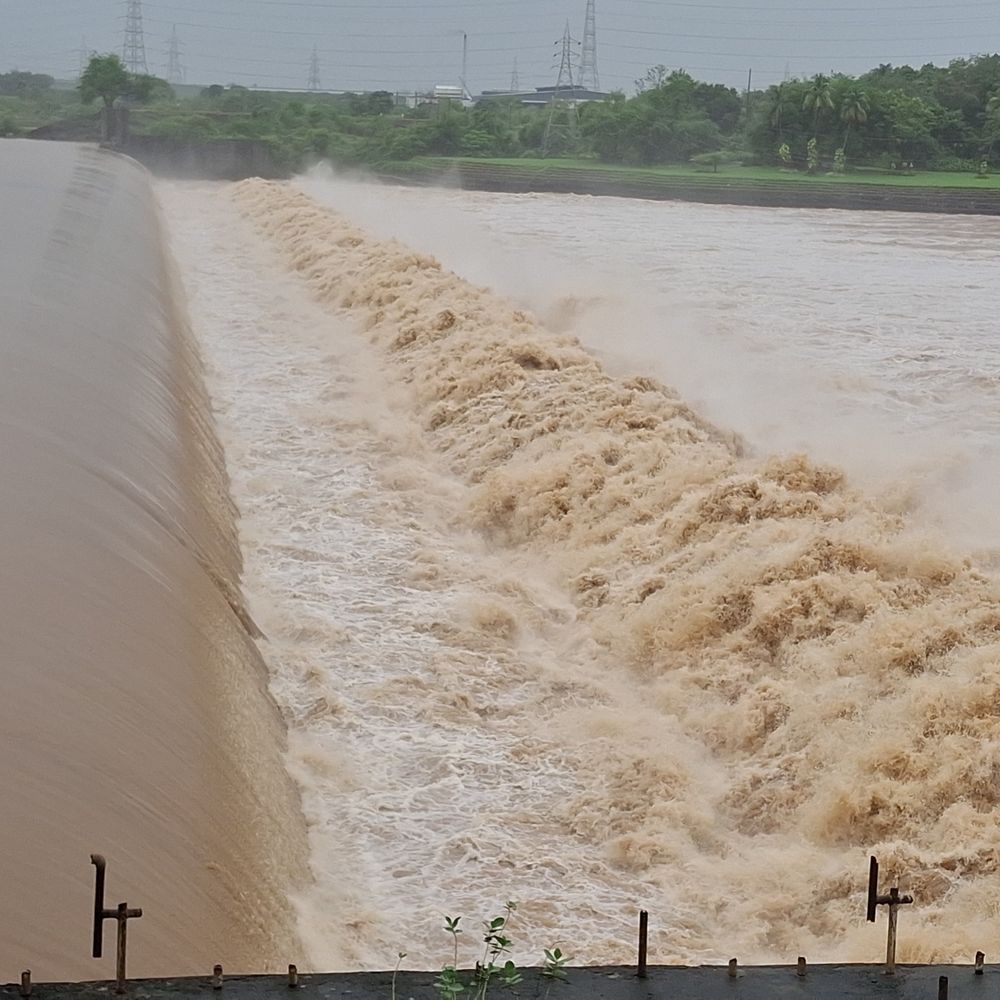 વલસાડમાં વરસાદ ઘટ્યો, નાનાપોંઢામાં 38 MM વરસ્યો:ખેડૂતો ખુશ, ટાંકી દુર્ઘટનામાં ગુમ થયેલા યુવાનની શોધખોળ ચાલુ