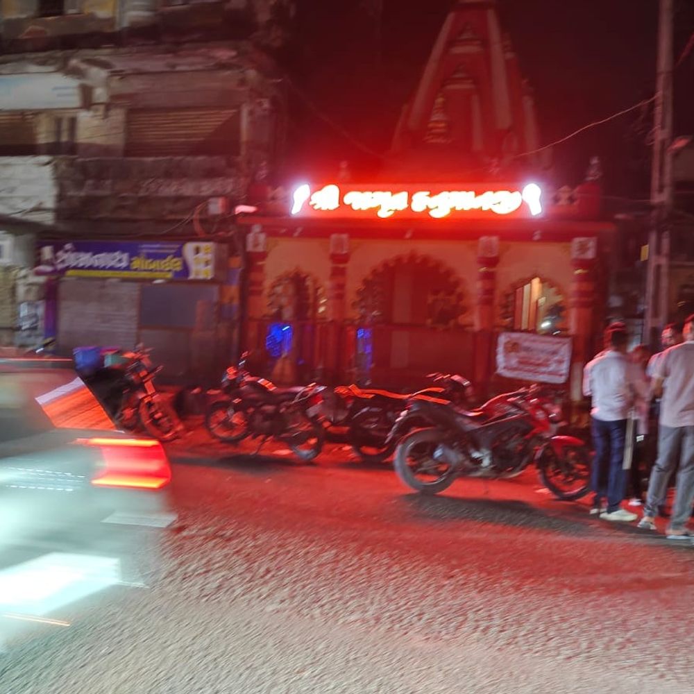વેરાવળમાં જુગાર દરોડા દરમિયાન PIએ હવામાં ફાયરિંગ કર્યું:ટોળાએ ઘેરાવ કરતા કોલીવાળા વિસ્તારમાં તંગદિલી, જુગારીઓ નાસી છૂટ્યા, બે FIRની તજવીજ શરૂ