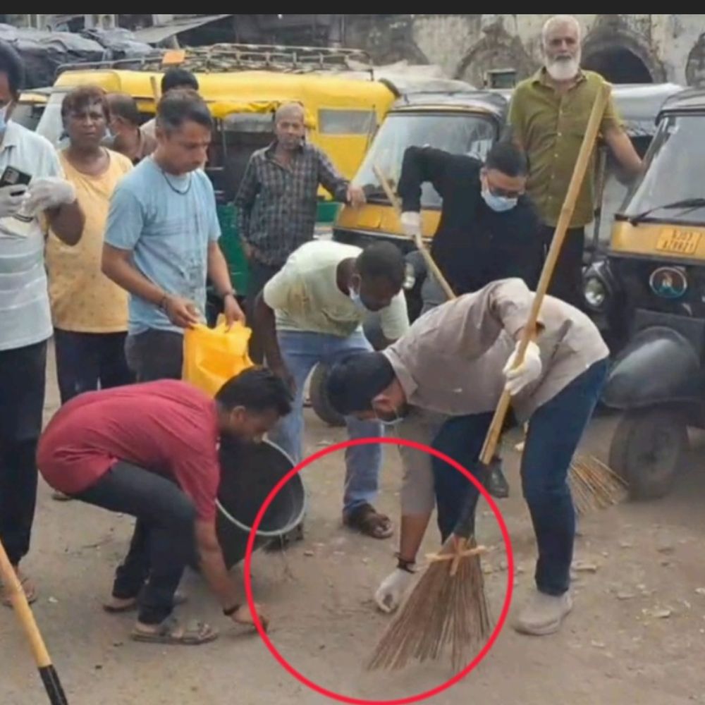 જૂનાગઢમાં સફાઈના નામે માત્ર ડિંડક?:​ગાંધીચોક નાસાફ રોડ પર સાવરણા ફેરવી નેતાઓ-અધિકારીઓએ કરી ફોટોગ્રાફી, મેયરની લોકોને અપીલ પરંતુ પોતે કર્યું ફોટો સેશન