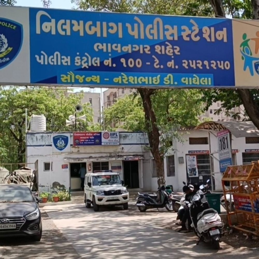 જ્વેલ્સ સર્કલ પાસે કાર પાર્ક કરવા બાબતે યુવાન પર હુમલો:પડોશી દુકાનદાર સામે નિલમબાગ પોલીસ સ્ટેશનમાં ફરિયાદ દાખલ