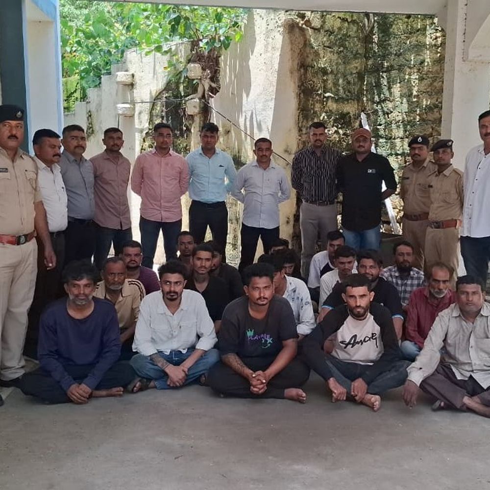 વેરાવળ જુગારધામ દરોડામાં 33 આરોપીઓ ઝડપાયા:SMCના દરોડા દરમિયાન ફાયરિંગ, પોલીસ પર હુમલા કેસમાં કાર્યવાહી તેજ