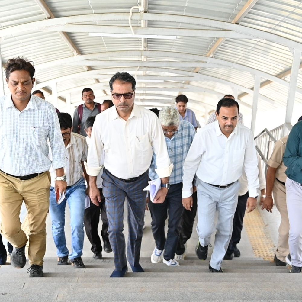 ભાવનગર DRMએ ધોળા-પીપાવાવ રેલખંડનું નિરીક્ષણ કર્યું:સુરક્ષા, ચોમાસાની તૈયારીઓ અને માલ લોડિંગ વધારવા પર ભાર