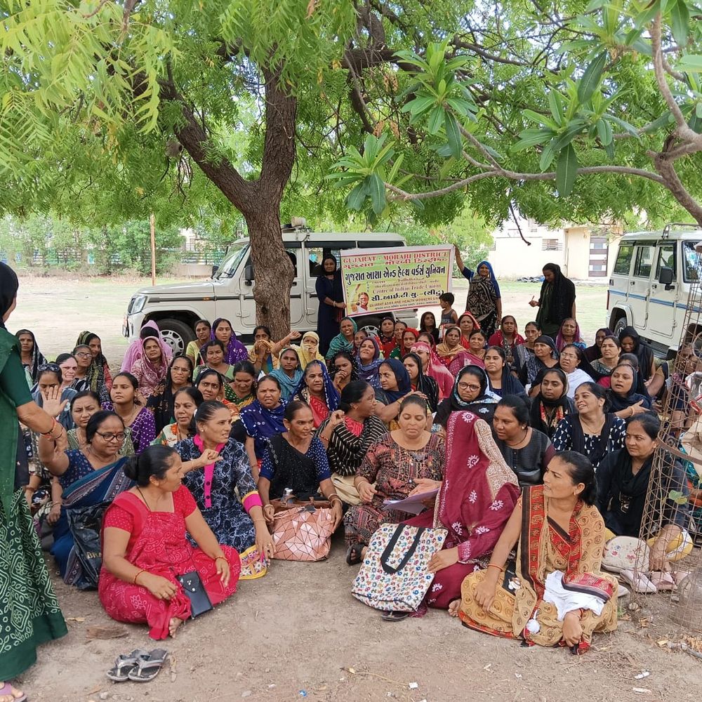 મોરબીમાં આશાવર્કર બહેનોનું વિરોધ-પ્રદર્શન:ઓનલાઈન કામગીરીના ભારણ સામે સામૂહિક રાજીનામાની ચીમકી