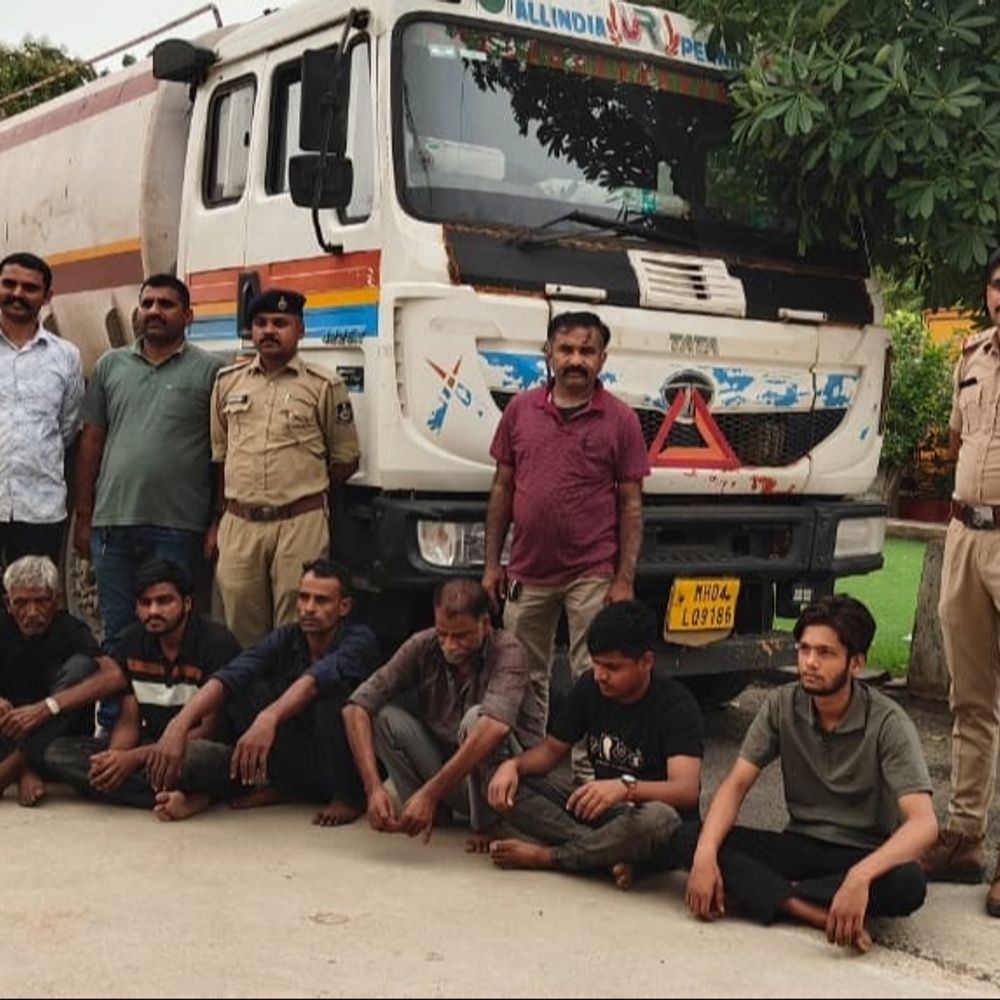 ઓઇલ ચોર ગેંગ ઝડપાઈ:બામણગામમાં કંપનીના ટેન્કરમાંથી ફર્નેશ ઓઇલની ચોરી કરતા છ આરોપી મોટા મુદ્દામાલ સાથે ઝડપાયા