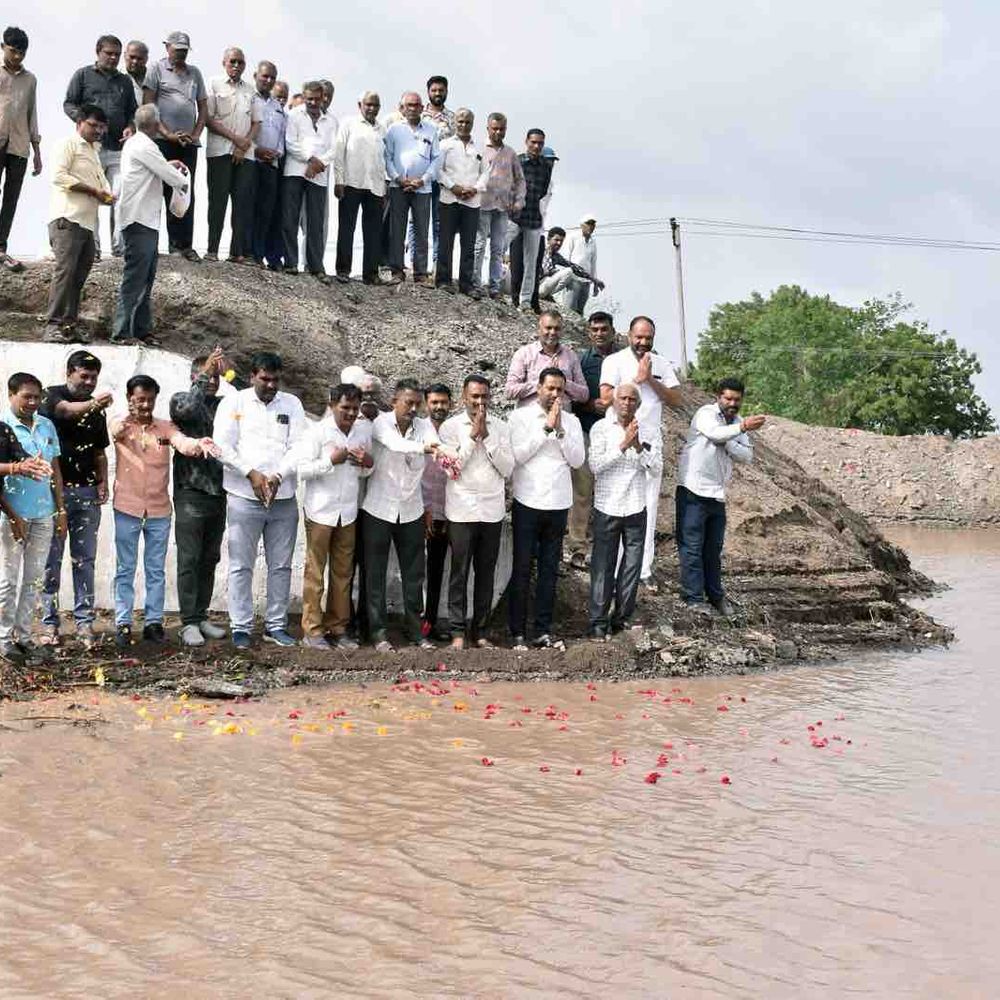 અમરેલીના કેરિયાનાગસ તળાવમાં નવા નીરની આવક:ઊર્જા મંત્રી કૌશિક વેકરીયાએ ખેડૂતો સાથે વધામણાં કર્યા