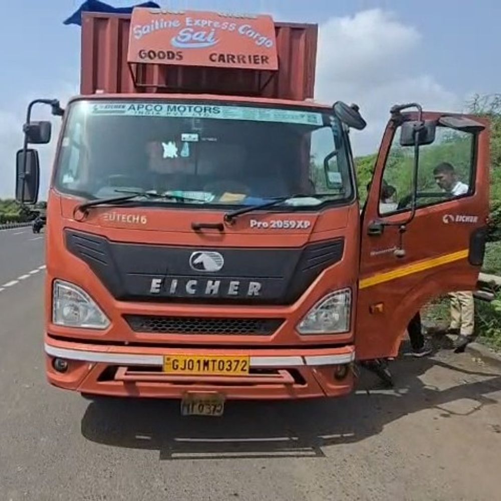 ભરૂચના નબીપુર હાઈવે પર ટેમ્પો ચાલકનો મૃતદેહ મળ્યો:પાર્ક કરેલા ટેમ્પા સાથે દોરીથી ગળે ફાંસો ખાધેલી હાલતમાં લાશ મળતા પોલીસ તપાસ શરૂ કરી