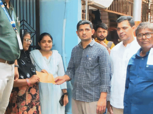 સુરતમાં ₹6,800ની સહાય, અસરગ્રસ્તોના પ્રશ્ન: 'નવું ઘર કેવી રીતે વસે?'