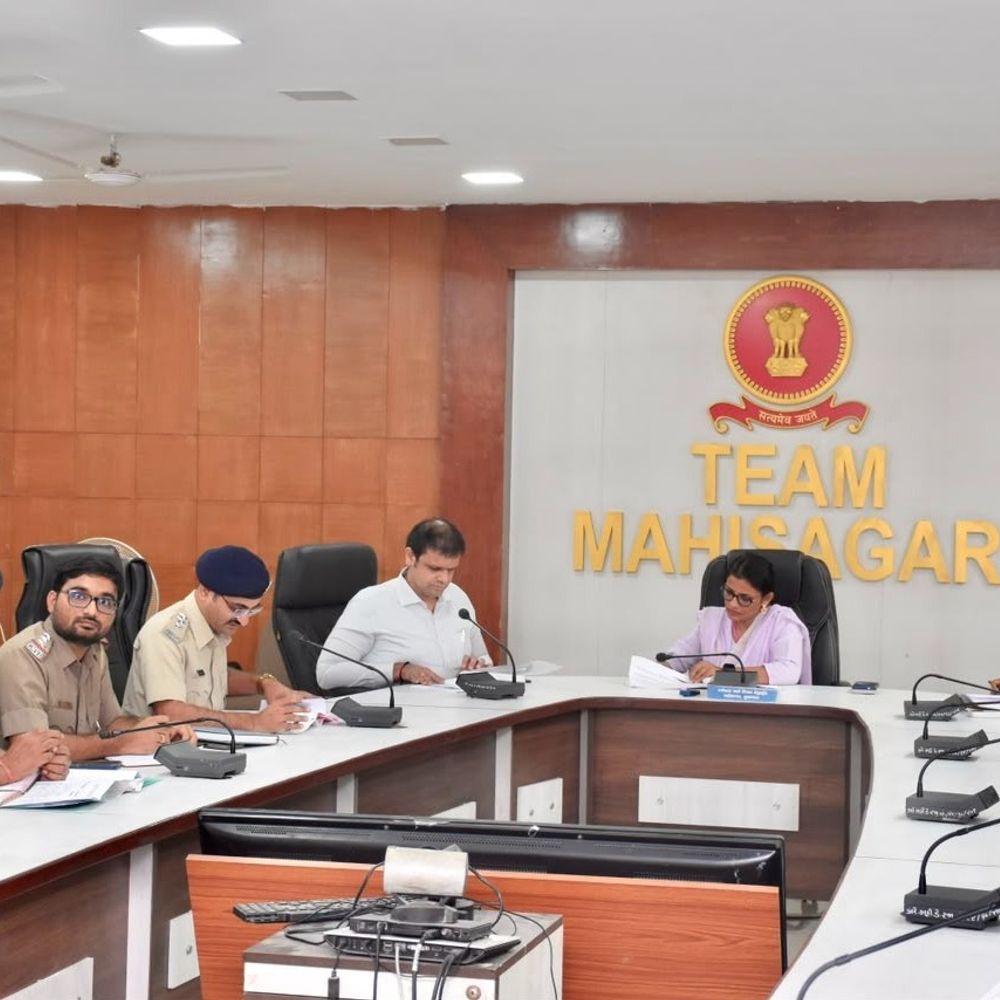 મહીસાગરમાં માર્ગ અકસ્માત ઘટાડવા રોડ સેફ્ટી કમિટીની બેઠક:ટ્રાફિક નિયમોના કડક અમલ અને જાગૃતિ પર ભાર મૂક્યો