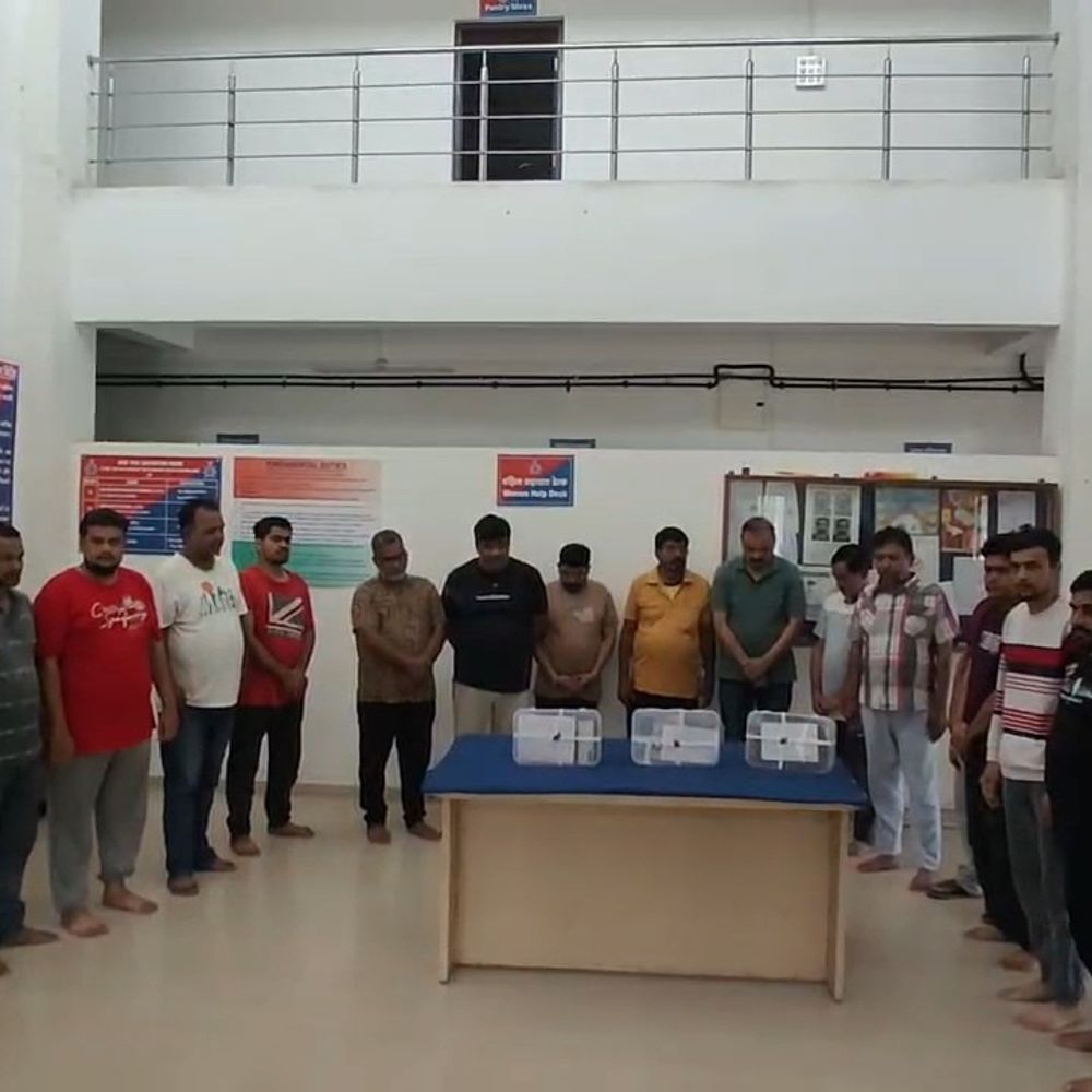 દમણના ભીમપોરમાં જુગારધામ પર પોલીસનો દરોડો:વલસાડના કુખ્યાત જુગારી સહિત 16ને ઝડપી પાડ્યા, રૂ. 3.71 લાખથી વધુની રોકડ રકમ સહિતનો મુદ્દામાલ જપ્ત