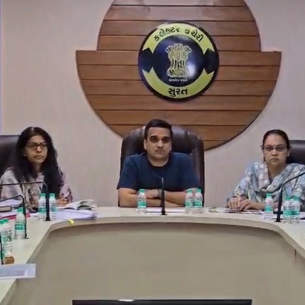 પૂરનો ઉકેલ કરવાને બદલે ચોથા દિવસે કામગીરી કરવા નીકળ્યા:126 જેસીબી અને સેંકડો ટ્રેક્ટરો મેદાનમાં, 500 સફાઈકર્મીઓ દોડ્યા, ઉકાઈ-નડિયાદથી હાઈ હોર્સ પાવરના ડી-વોટરિંગ પમ્પ તૈનાત